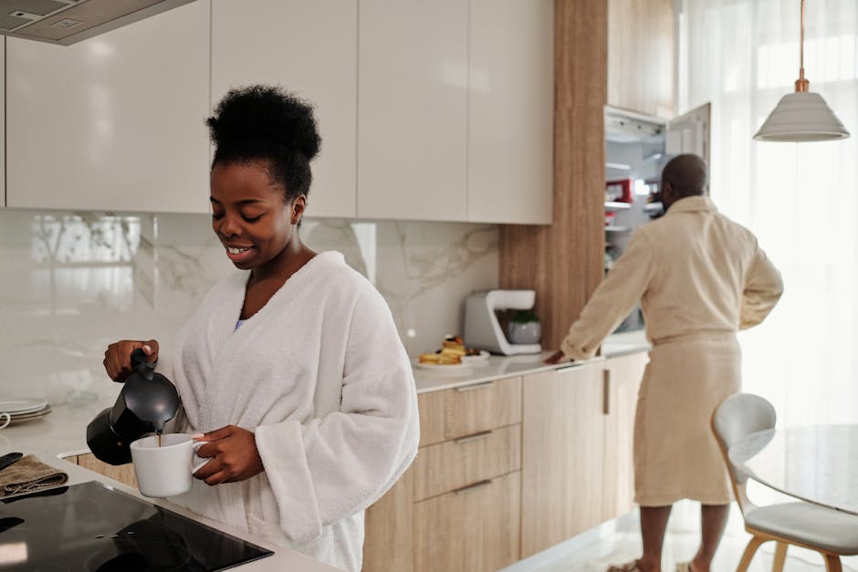 Vrouw bij ontbijt met koffie — een vast ochtendritme is de aanjager voor de hele dag