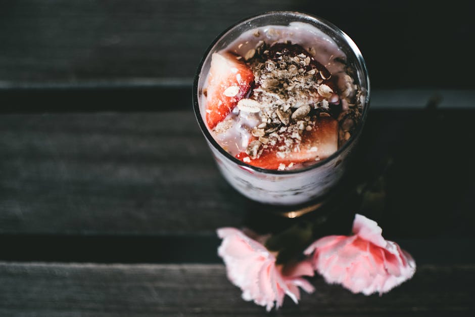 Cuenco de yogur con cereales y fruta — un desayuno rico en proteína alcanzable incluso con poco apetito