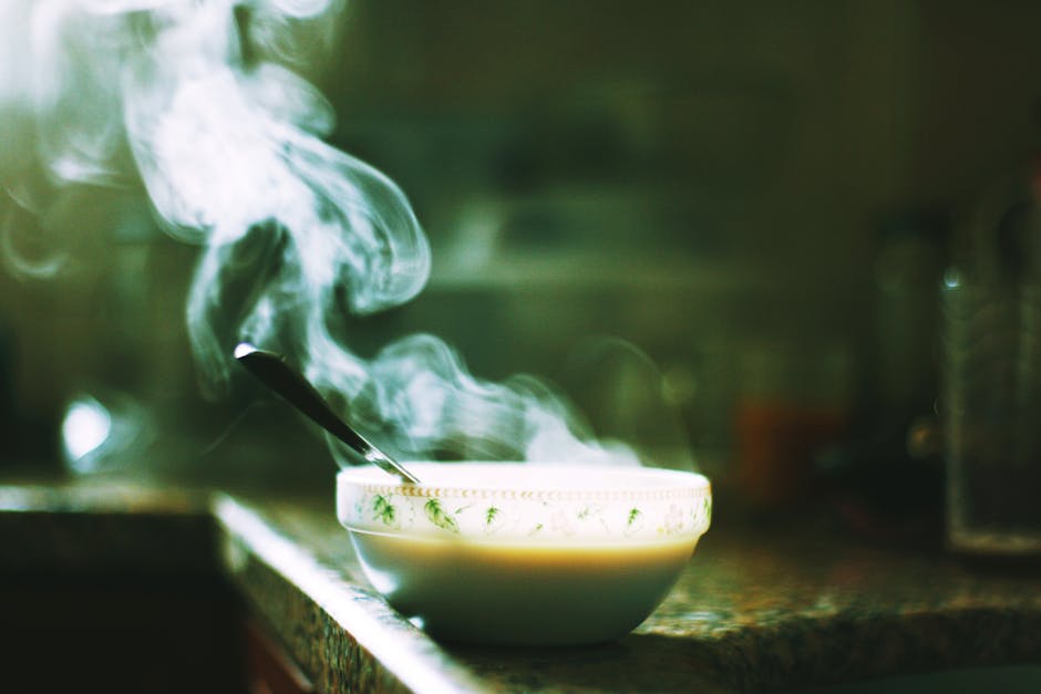 Cuenco de sopa — las comidas suaves y líquidas son más fáciles de digerir con náuseas