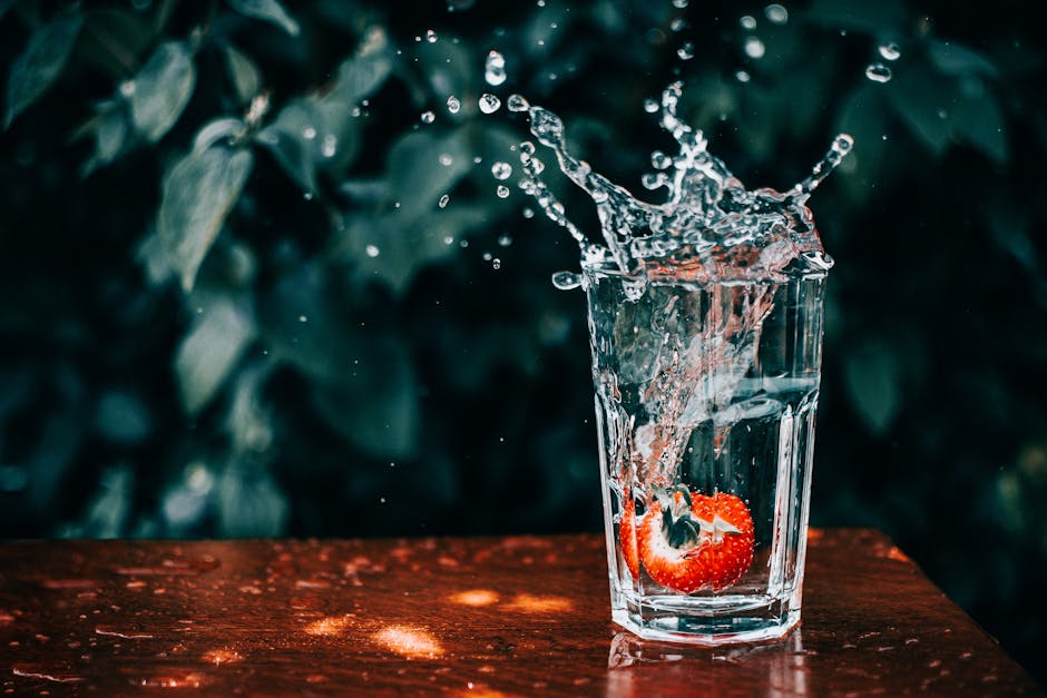 Vaso de agua con limón — la hidratación es especialmente importante con medicación GLP-1
