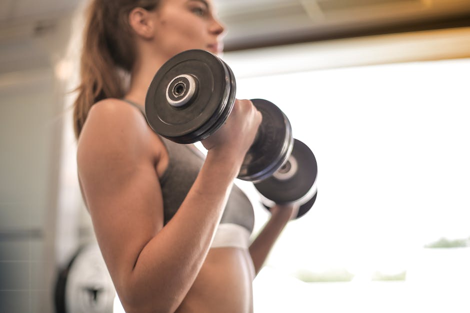 Vrouw doet krachttraining met dumbbells — spierbehoud naast voldoende eiwit