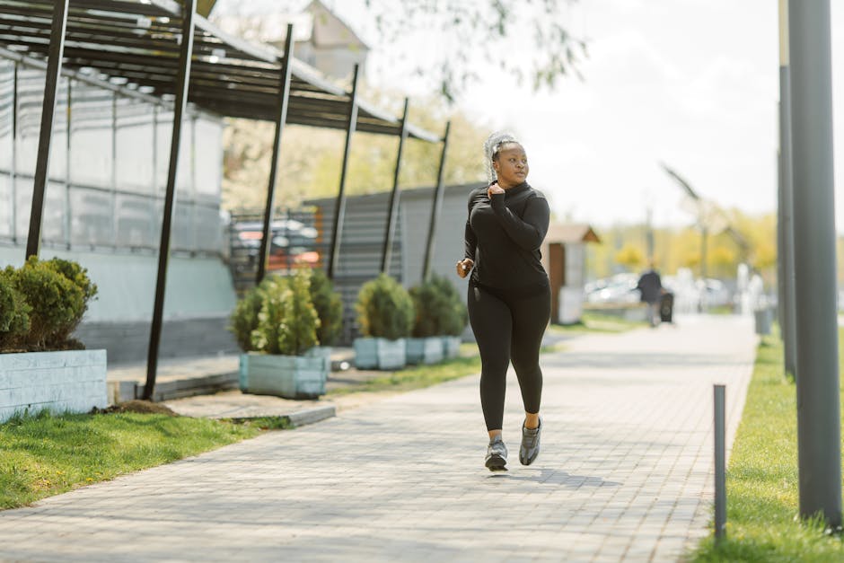 Vrouw hardloopt buiten — cardio in maat ondersteunt gewichtsverlies, te veel cardio versnelt juist spierverlies