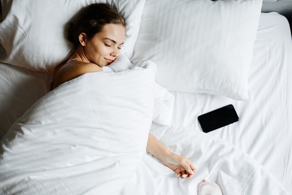 Vrouw slaapt rustig in bed — slaap is een onmisbare pijler voor spierbehoud tijdens afvallen